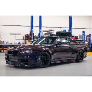vieille voiture de tuning mauve