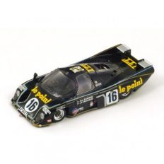 vieille voiture de course noire vainqueur