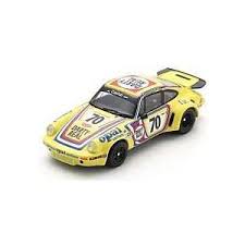 vieille voiture de course allemande jaune