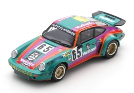 vieille voiture de course verte et bleu
