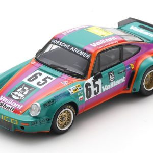 vieille voiture de course verte et bleu
