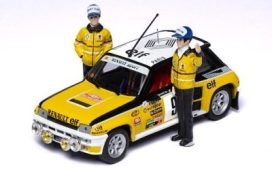 vieille voiture française de rallye jaune et noir