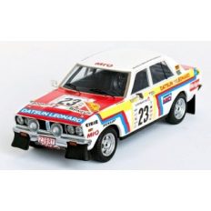 vieille voiture de course de rallye rouge et blanche