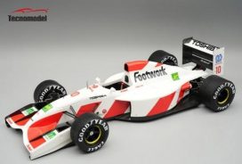 vieille voiture de course formule 1 rouge et blanche