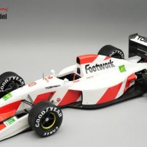 vieille voiture de course formule 1 rouge et blanche