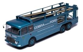 vieux camion transporteur de voiture bleu