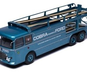 vieux camion transporteur de voiture bleu