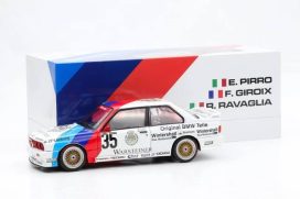 vieille voiture allemande de course blanche