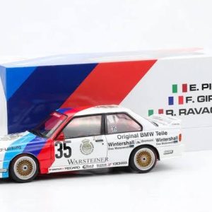 vieille voiture allemande de course blanche