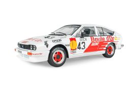 vieille voiutre de course italienne blanche rouge et jaune