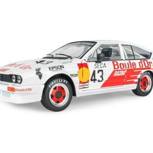 vieille voiutre de course italienne blanche rouge et jaune