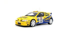 vieille voiture française de course jaune et bleu
