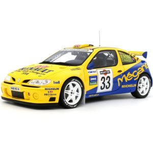 vieille voiture française de course jaune et bleu