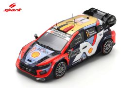 voiture de rallye jaune rouge et bleu