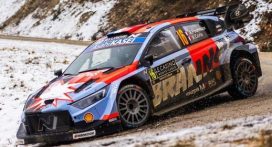 voiture de rallye bleu et rouge