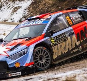voiture de rallye bleu et rouge