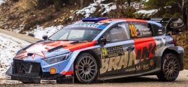 voiture de rallye bleu et rouge