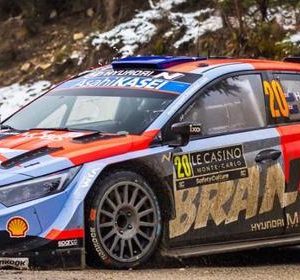 voiture de rallye bleu et rouge