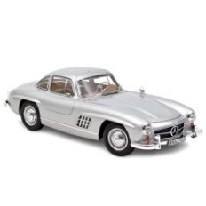 vieille voiture allemande grise avec porte papillon
