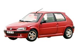 vieille petite voiture de sport rouge