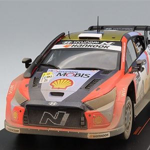 voiture de rallye rouge e tbleu sale