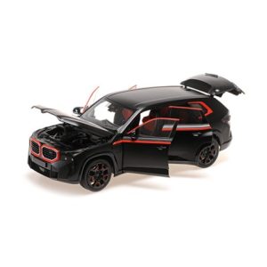 grosse voiture jeep allemande noire et rouge