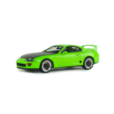 vieille voiture de sport verte