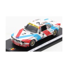 vieille voiture de course allemande blanche bleu et rouge