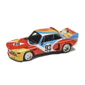 vieille voiture de course rouge et jaune