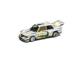 vieille voiture de course blanche et jaune