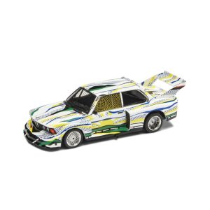 vieille voiture de course blanche et jaune