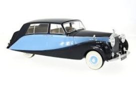 vieille voiture de luxe noire et bleu