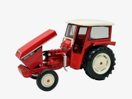 vieux tracteur agricole rouge français avec cabine