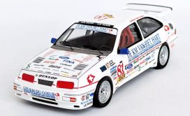 vieille voiture de course blanche