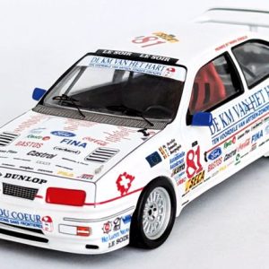 vieille voiture de course blanche
