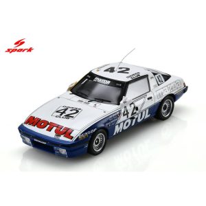 vieille voiture de course blanche et bleu
