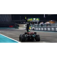 voiture de course formule 1 noire allemande avec figurine