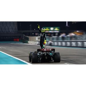 voiture de course formule 1 noire allemande avec figurine