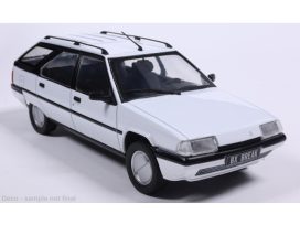 vieille voiture française break blanche