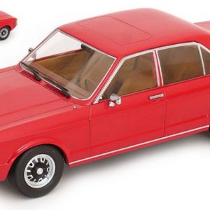 vieille voiture berline rouge