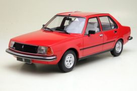 vieille voiture berline française rouge