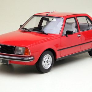 vieille voiture berline française rouge