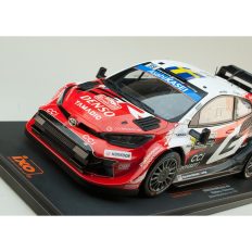 petite voiture de rallye blanche et rouge