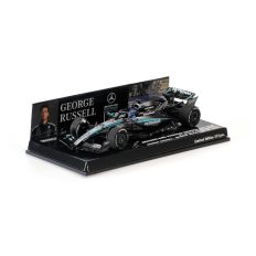 voiture de course formule 1 grise allemande avec pilote