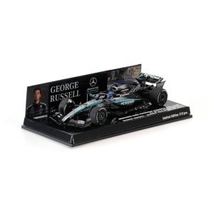 voiture de course formule 1 grise allemande avec pilote